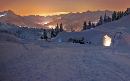 Iglu-Dorf Gstaad am Abend mit Fackelabfahrt
