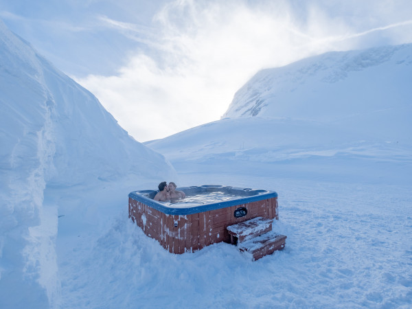 Paar küsst sich im Outdoor-Whirlpool auf der Zugspitze