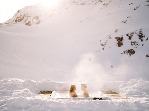Paar geniesst ein Bad im Aussenwhirlpool